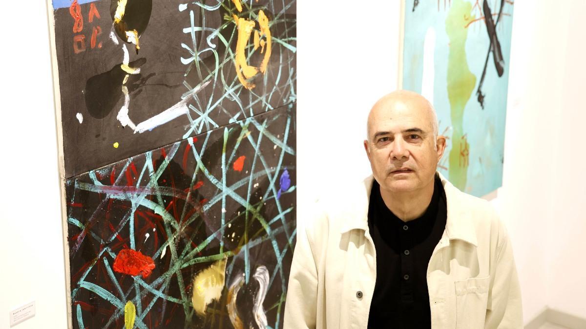 Antón Patiño ante obras de la muestra de la galería Luisa Pita, en Santiago.