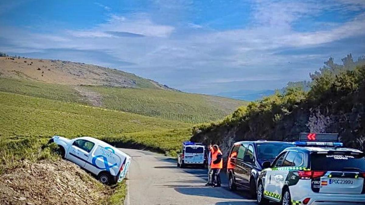 El vehículo siniestrado en uno de los viales que une el municipio de A Gudiña con Vilariño.  |   // FDV