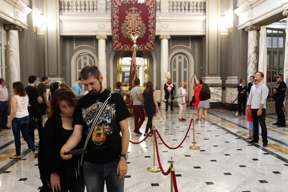 Visita a la Real Senyera en el Ayuntamiento