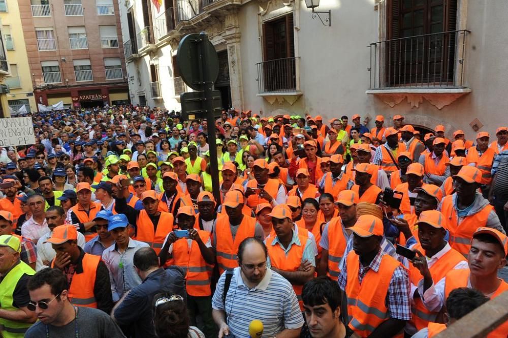 Gran protesta de los agricultores frente a la CHS