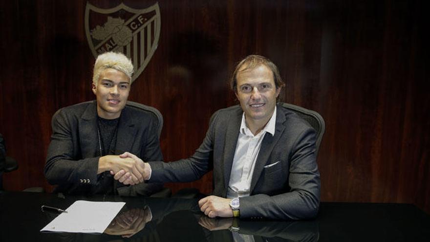 Francesc Arnau y Adalberto Peñaranda, tras firmar el contrato.