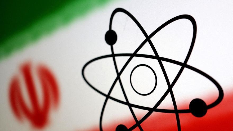 Ilustración que muestra el símbolo atómico y la bandera de Irán.