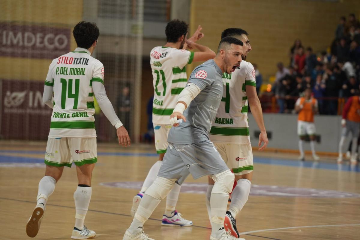 Cristian Ramos celebra con sus compañeros el empate entre el Córdoba Futsal y ElPozo Murcia en Vista Alegre.