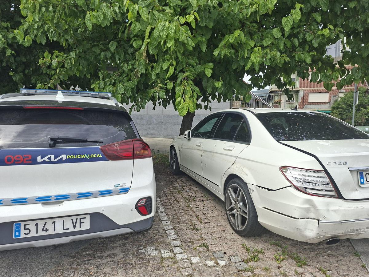 Mercedes abandonado en el parking público de Rodeira