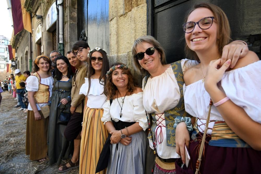 Miles de asistentes consolidan la Feira Franca como una de las fiestas históricas más destacadas de Galicia