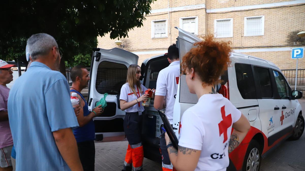Imagen de archivo de Cruz Roja atendiendo a personas sin hogar.