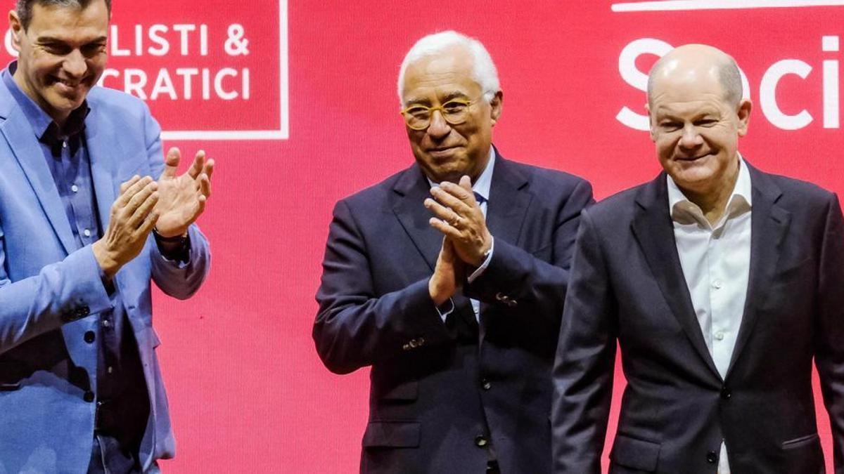 Pedro Sánchez, en un acto del Partido Socialista Europeo, junto a Antonio Costa y Olaf Scholz.