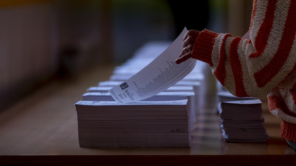 Papeletas dispuestas en un colegio electoral de L'Hospitalet de Llobregat (Barcelona), este domingo.