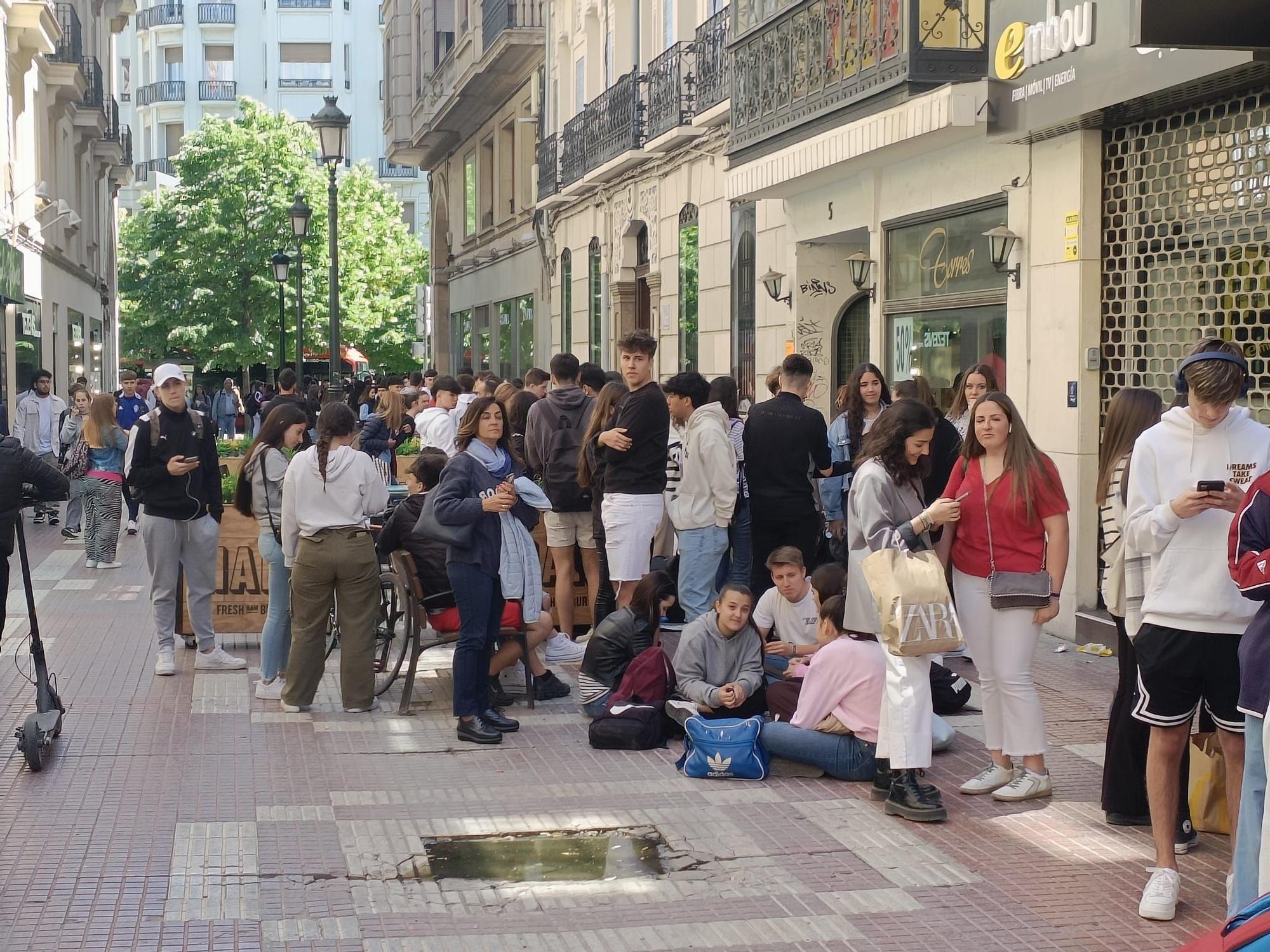 De calle Cádiz a plaza España: miles de jóvenes hacen fila para comprar las entradas de Espacio Zity en Zaragoza