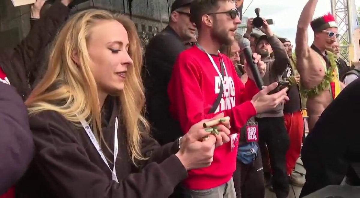 ‘Fumada’ masiva en la Puerta de Brandenburgo para celebrar el primer día del cannabis ‘legal’