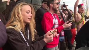 ‘Fumada’ masiva en la Puerta de Brandenburgo para celebrar el primer día del cannabis ‘legal’