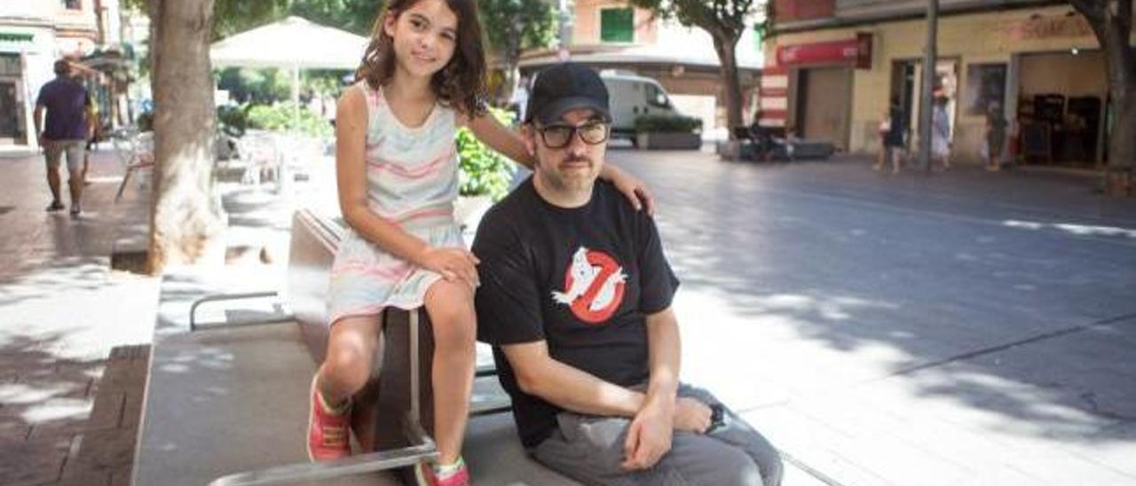 Paula y Toni Nievas posan en un banco de la calle Blanquerna.