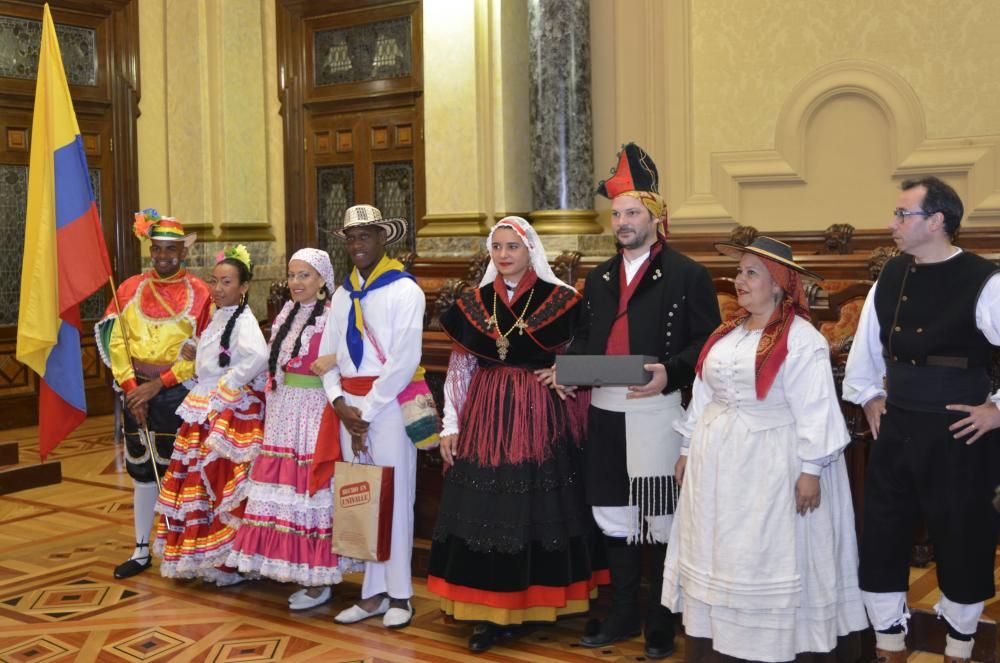 El alcalde recibe en María Pita a representantes de las agrupaciones que participan en el Festival Internacional de Folclore Cidade da Coruña.