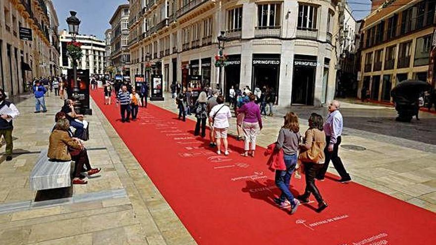 Alfombra roja del aplazado Festival de Málaga, ya desplegada, en la céntrica calle Larios.