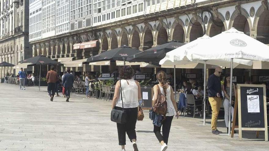 Dos jóvenes pasean por el centro de A Coruña.