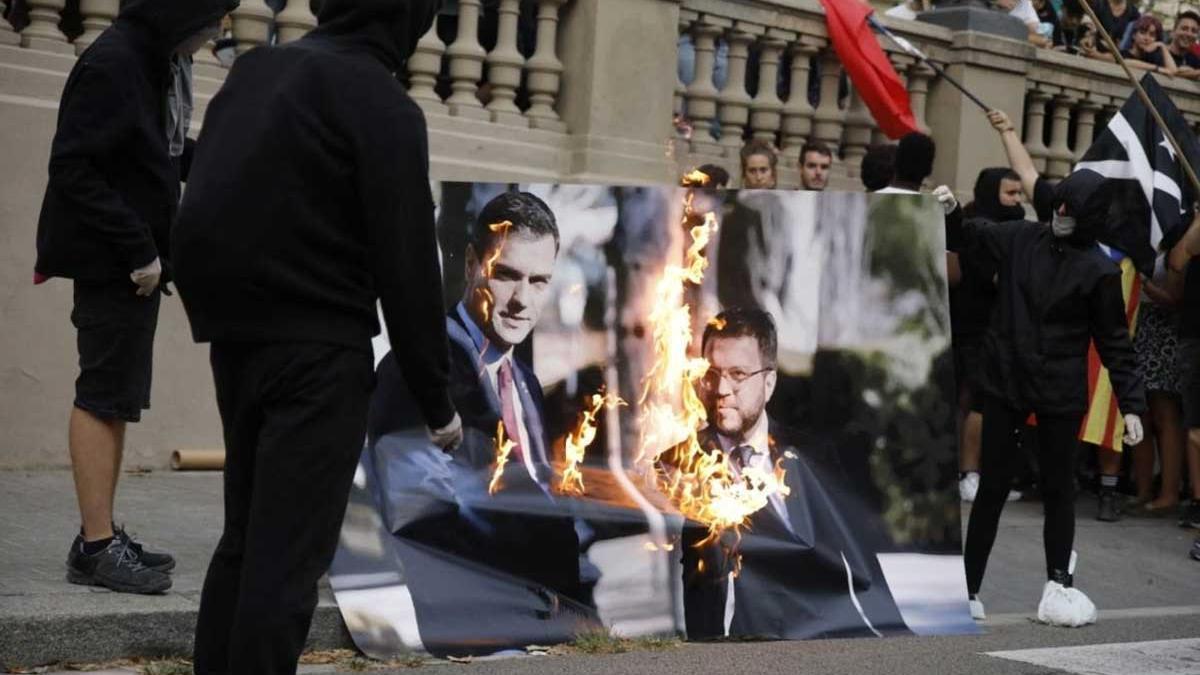 Encapuchados prenden fuego a una foto de Sánchez y Aragonès.