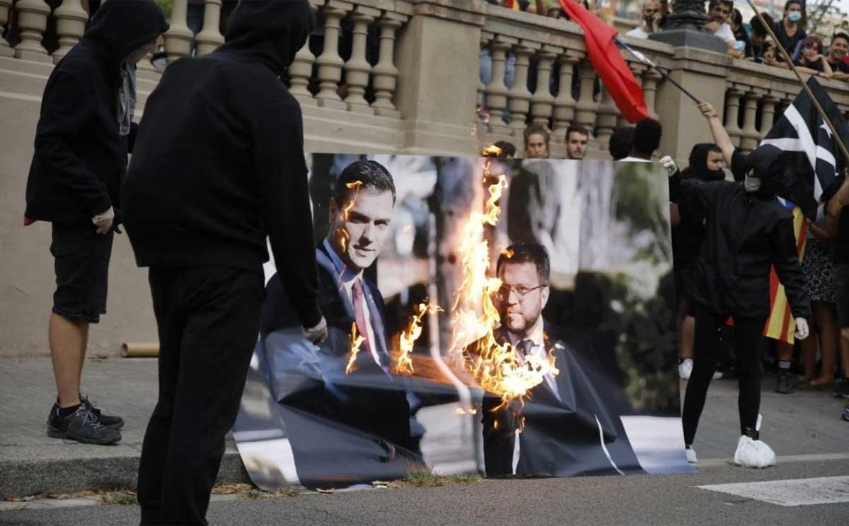 Encapuchados prenden fuego a una foto de Sánchez y Aragonès.