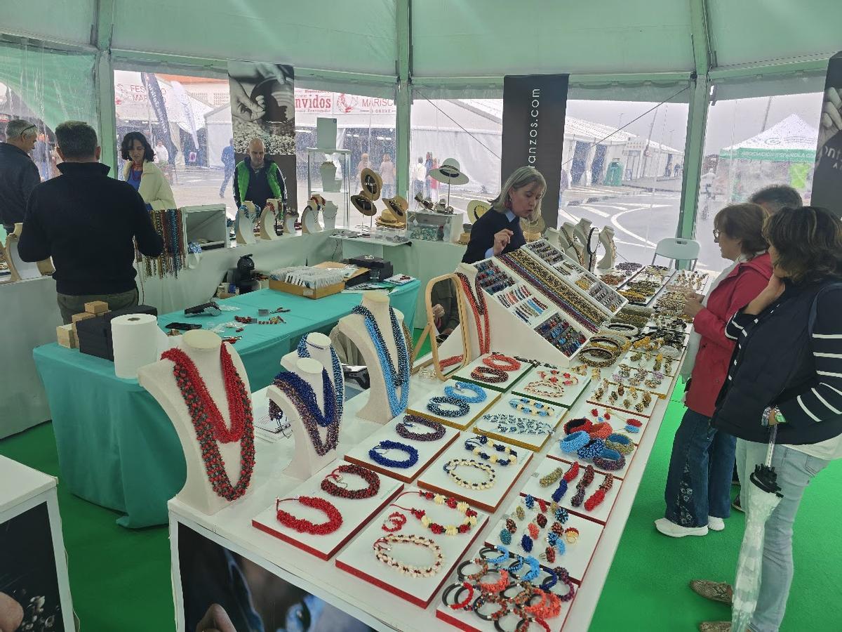 La carpa de artesanía de la fiesta.