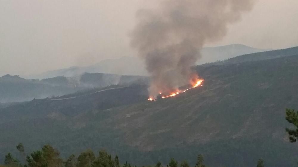 Incendios en Galicia | El fuego de Porto do Son arrasa el monte de A Curota