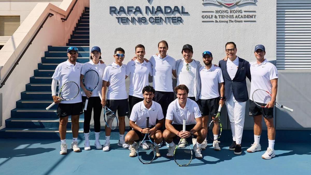 Rafa Nadal, con el equipo del RNTC Hong Kong.