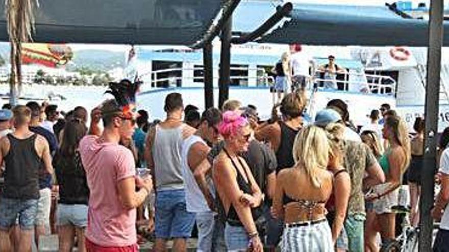 El decreto contra el turismo de borrachera permite los &#039;party boats&#039; en Sant Antoni