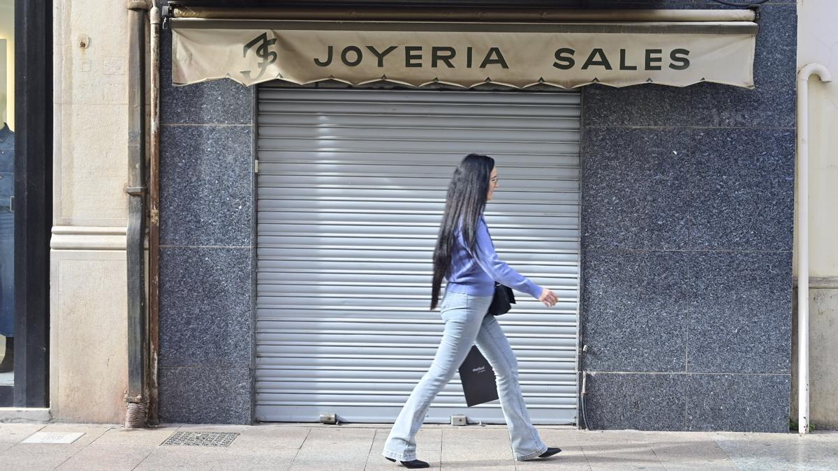 Un establecimiento comercial cerrado en Castelló por falta de relevo.