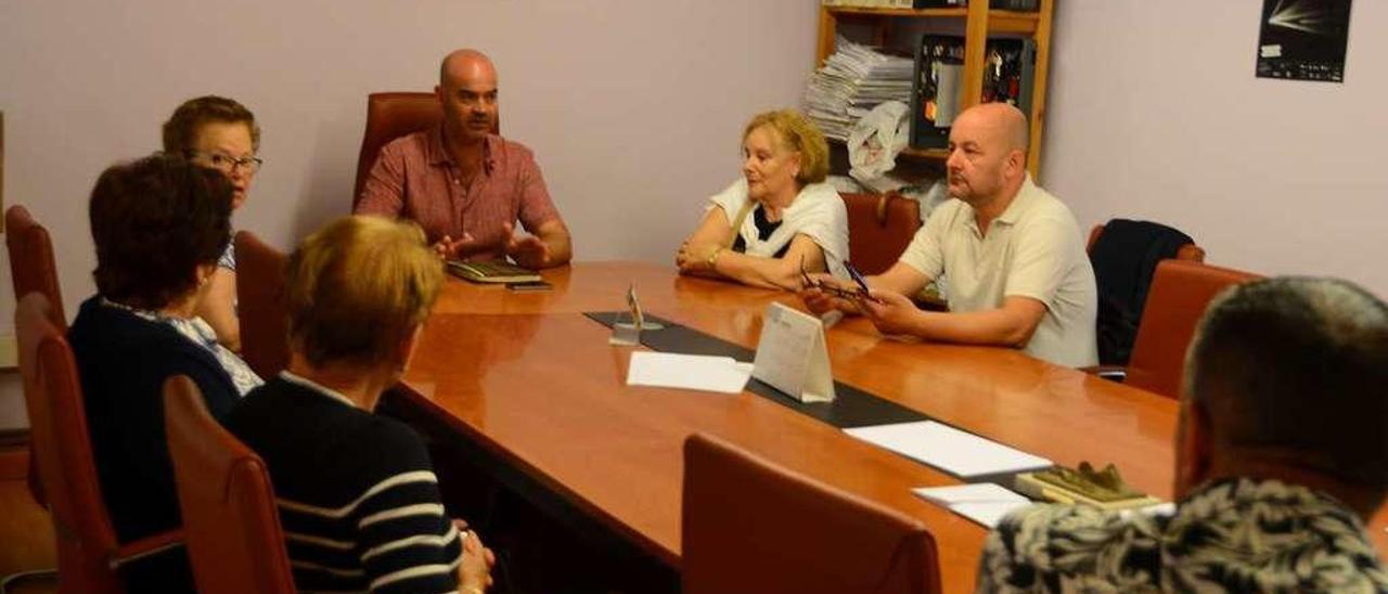 Un momento de la reunión de ayer entre el alcalde y propietarios de fincas en As Lagoas. // G.Núñez