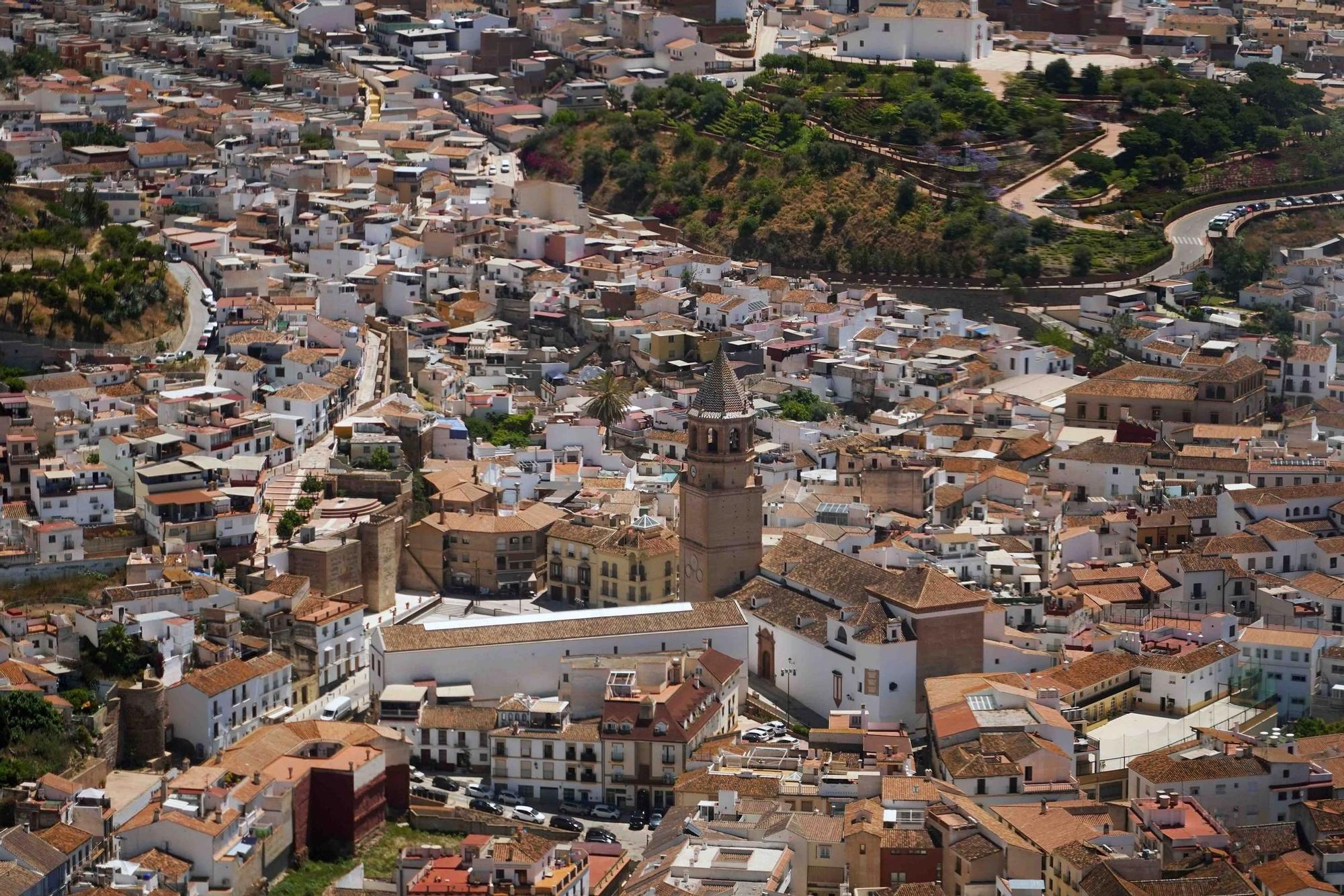 Vista aérea del casco urbano de Vélez Málaga, con la Iglesia de San Juan, junto al Pósito en la plaza de la Constitución.