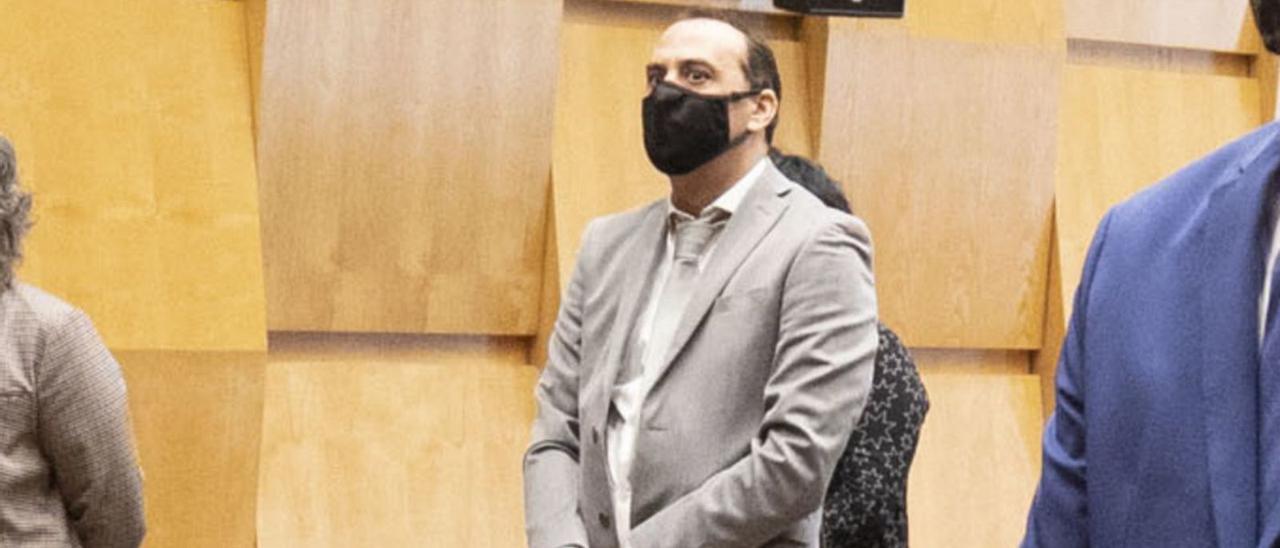 Magaña durante el minuto de silencio contra la violencia machista en el reciente debate sobre el estado de la ciudad. | ÁNGEL DE CASTRO