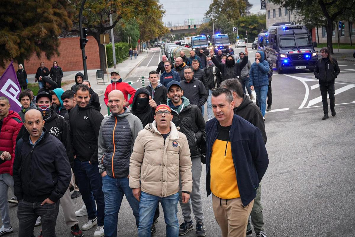 Manifestación de los trabajadores del metal en la B-20, a la altura de Cornellà