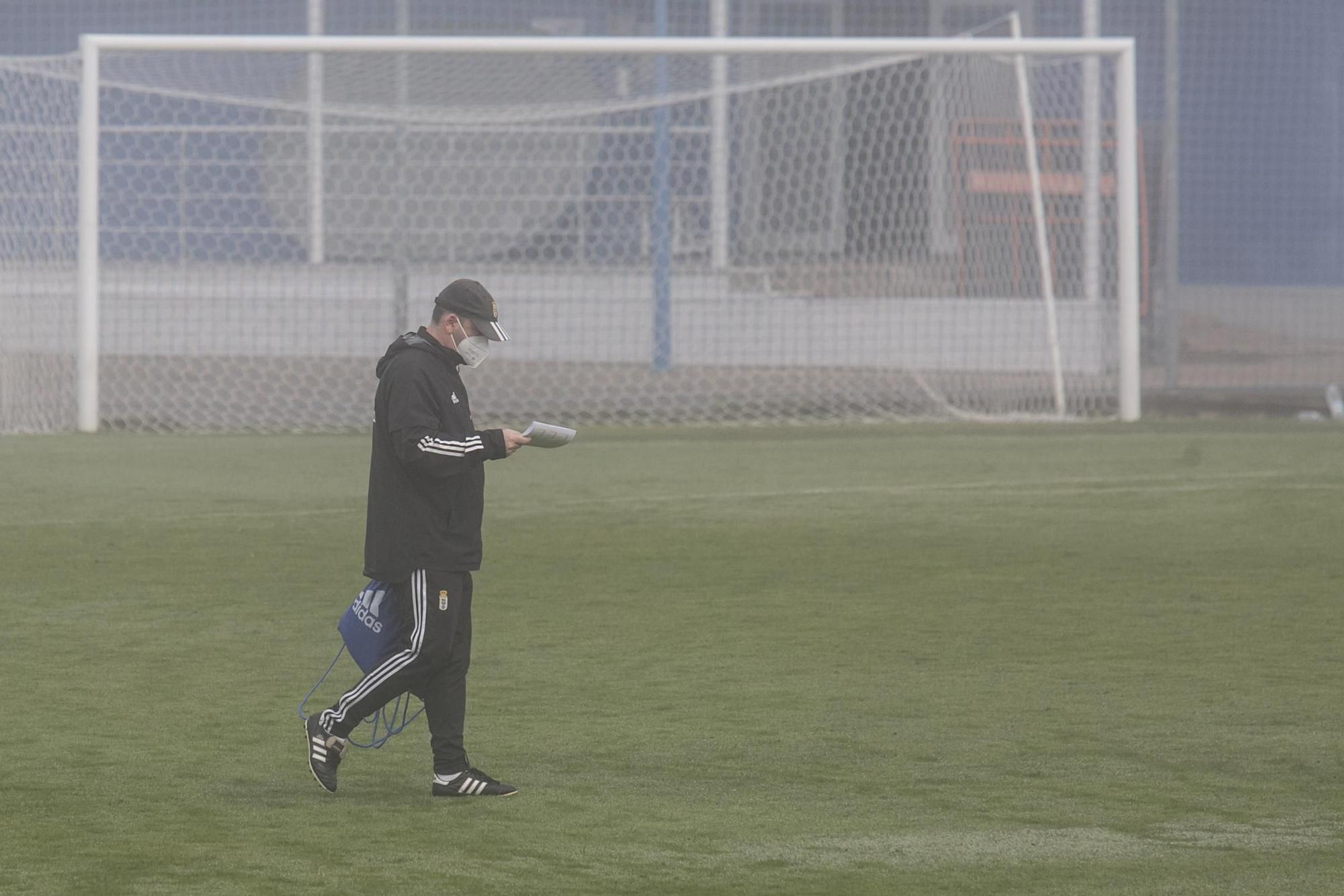 El entrenamiento del Oviedo en mitad de la niebla