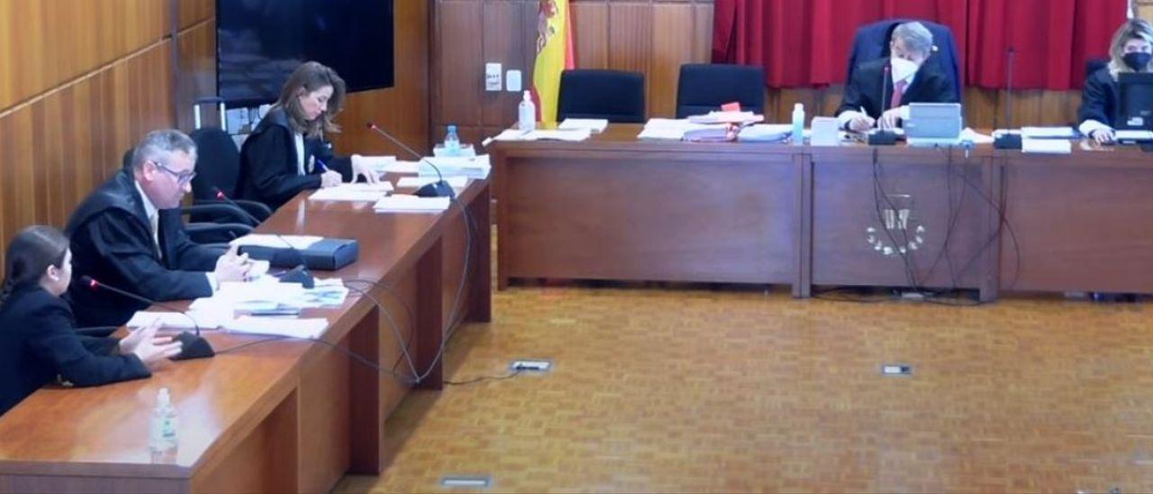 La fiscal Torres interroga a Sandra M. L., acusada de matar a su hija en Yecla, este martes en Murcia.