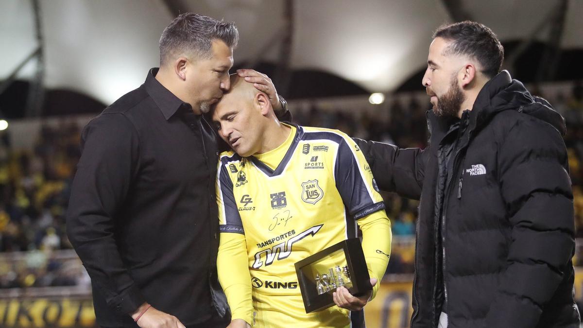 Suazo homenajeado y emocionado en el partido de su último equipo, el San Luis de Chile, el viernes.