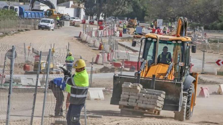 Las obras se están ejecutando en este momento en la zona que bordea el cementerio de Torrevieja, por donde pasa la red eléctrica subterránea.