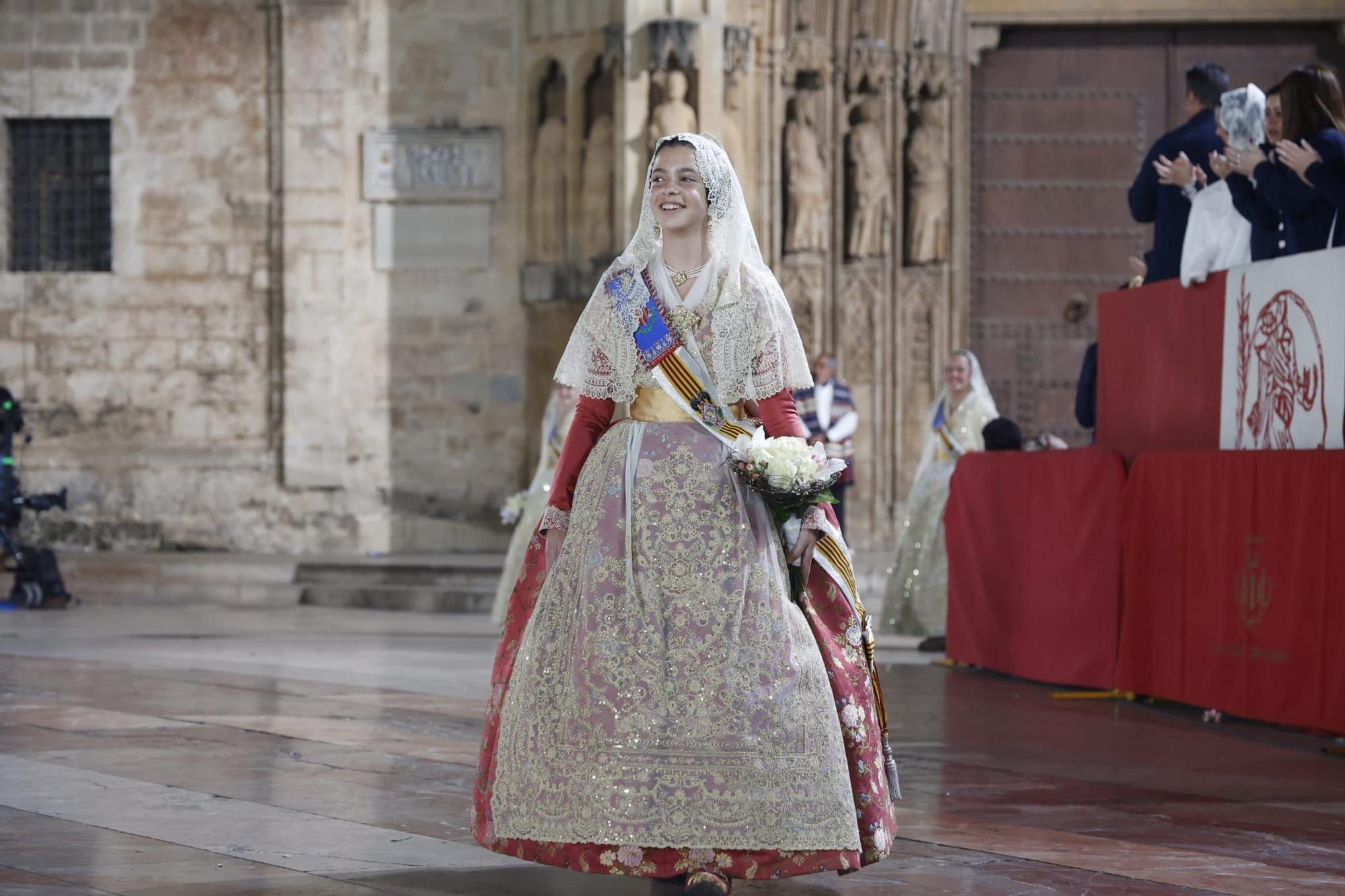 Ofrenda Fallas 2023 | Así ha sido la llegada de Paula Nieto a la plaza de la Virgen