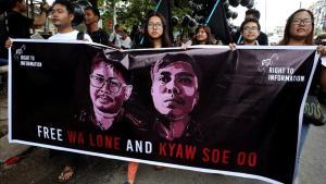Manifestantes marchan en solidaridad de los dos periodistas encarcelados en Birmania. 