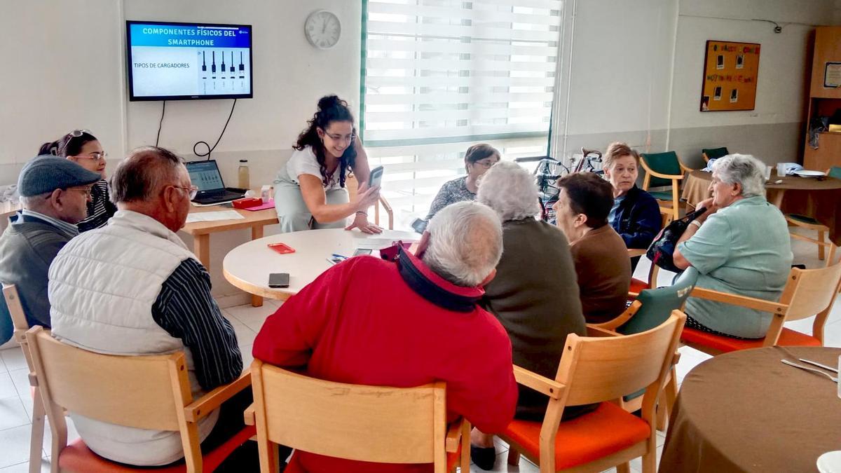 Las clases del programa RetoRuralDigital han sido muy dinámicas, como esta en Almudévar.