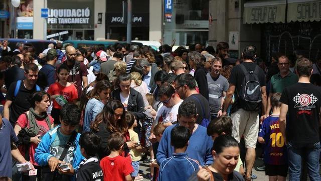 Barcelona (Barcelonès) 27/05/2018 Societat Primer dia del mercat dominical de llibres, cromos, postals i diferents objectes de col·leccionisme als voltants del Mercat de Sant Antoni, després de les obres de restauració. FOTO DANNY CAMINAL