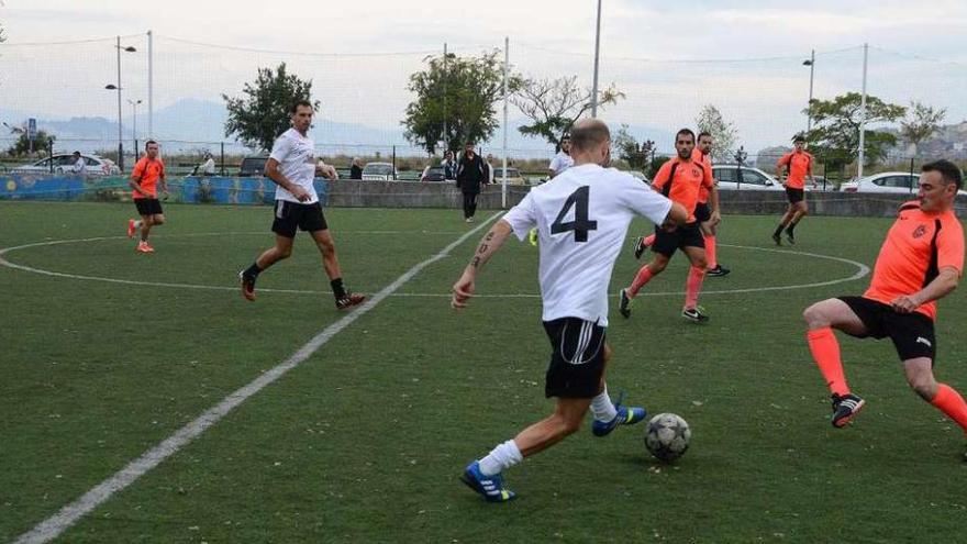 Una acción de un duelo del Keniata moañés de esta pasada jornada. // Gonzalo Núñez