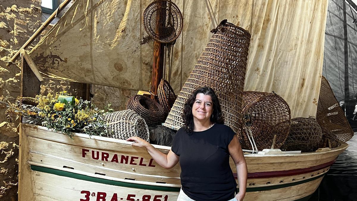 Mariona Font amb la barca Furanell, que havia estat un petit sardinal i, més tard, la van reutilitzar com a bot de llums i la van anomenar Cruyff. La van donar al museu els germans Pi de Begur.