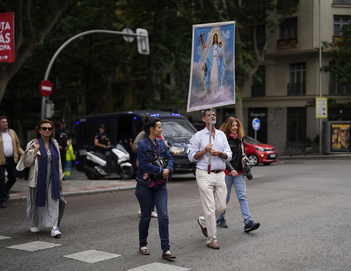 Feligreses se dirigen al rezo del rosario en Ferraz.