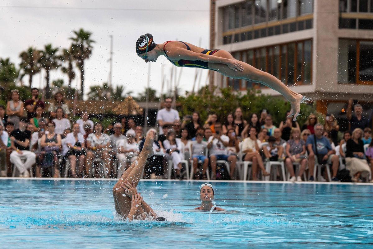 El equipo de natación artística presenta su rutina para el mundial de Singapur