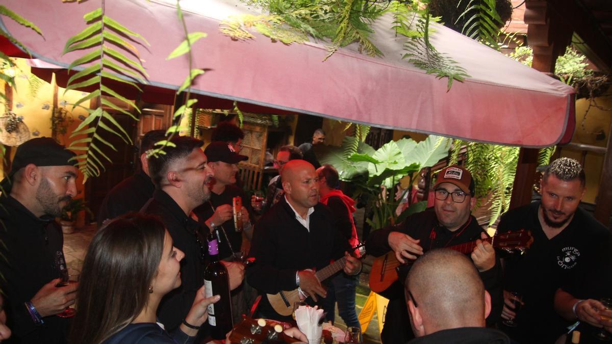 El alcalde de La Guancha, entre los murgueros, en un momento de una convivencia de la Fiesta Murguera de Tenerife.