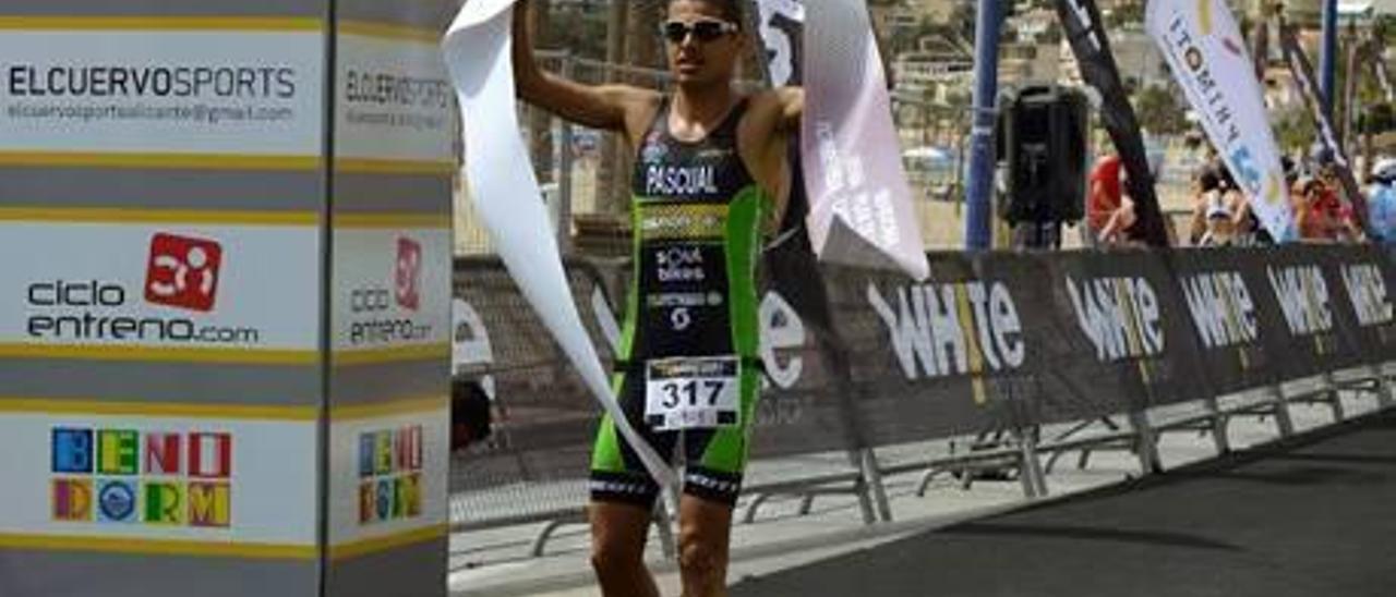 Pascual regresa a la élite del triatlón al vencer en la competida prueba de Benidorm