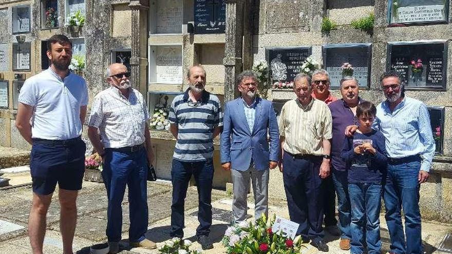 Homenaje floral en el Cementerio de San Estevo de Castrelo. // FdV