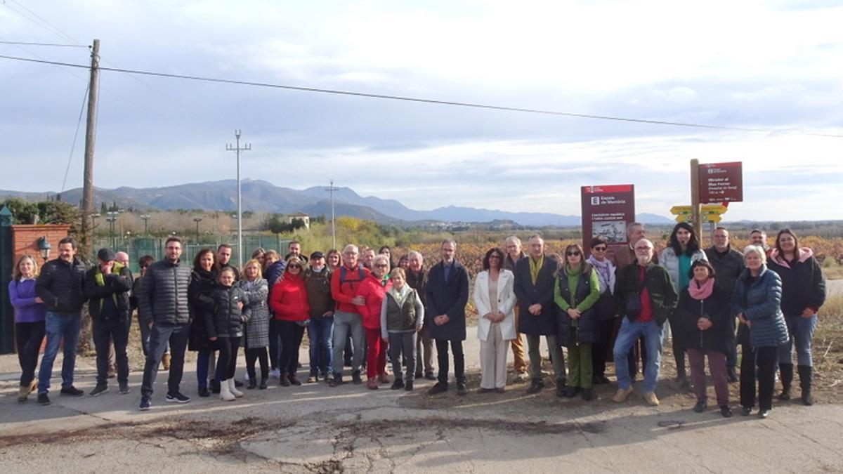 Veïns, autoritats i convidats amb els autors del projecte a Garriguella