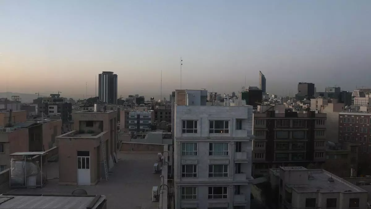 Columnas de humo se elevan en Teherán mientras continúan los ataques israelíes