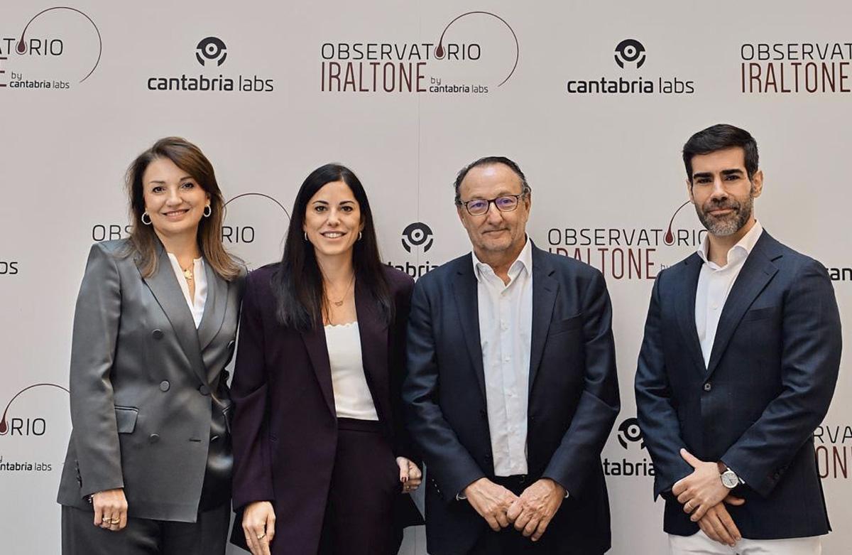 Presentación del estudio sobre salud capilar en España. De izquierda a derecha: la psicóloga Concha Hidalgo, la dermatóloga Dra. Claudia Bernárdez, el presidente de Cantabria Labs Juan Matji y el tricólogo Dr. Sergio Vañó, durante la presentación del I Observatorio Iraltone de Salud Capilar celebrado en Madrid.