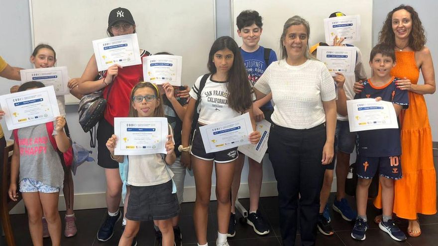 Los alumnos, con los diplomas junto a la alcaldesa accidental, Sagrario Martínez.