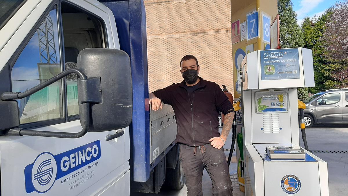 Ignacio Álvarez, con el tanque lleno en el polígono de Asipo.